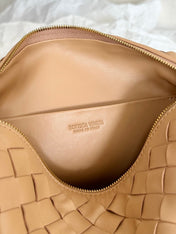BV LOOP SMALL 23CM BEIGE CALFSKIN