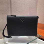 CLUTCH 26 IN BLACK GRAINED CALFSKIN TRIANGLE LOGO