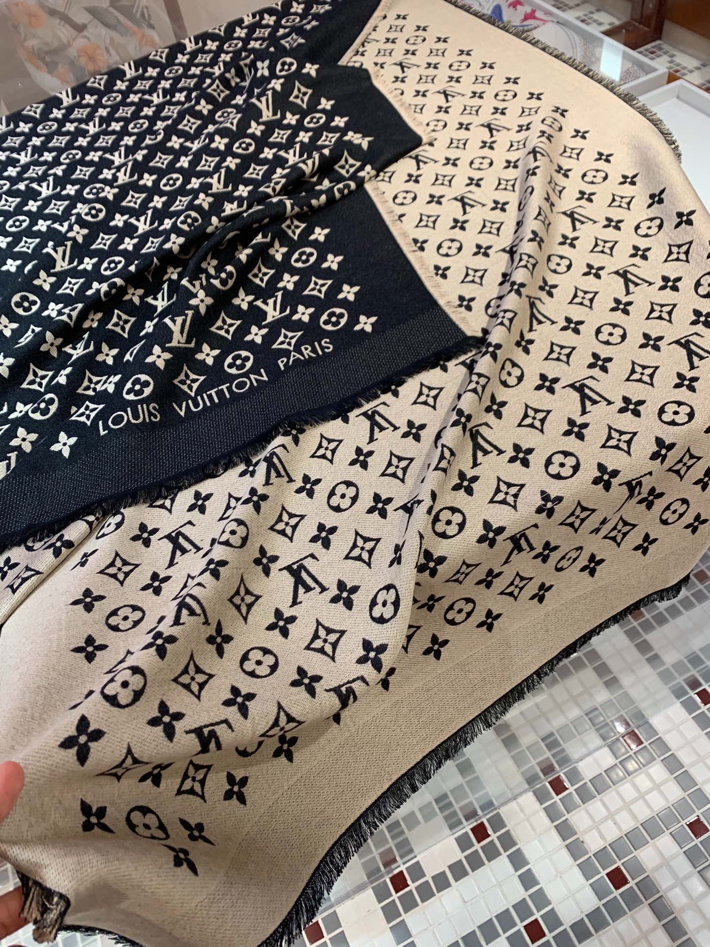 LV SCARF 200 CM IN WOOL MIX SILK 737209