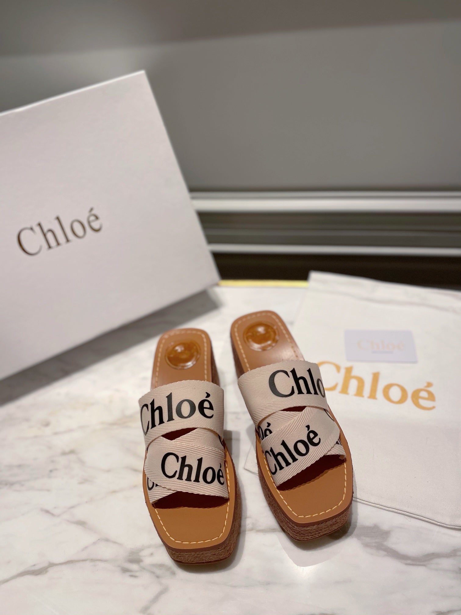 CHLOÉ WOODY WEDGE IN BEIGE DENIM WITH BLACK LOGO