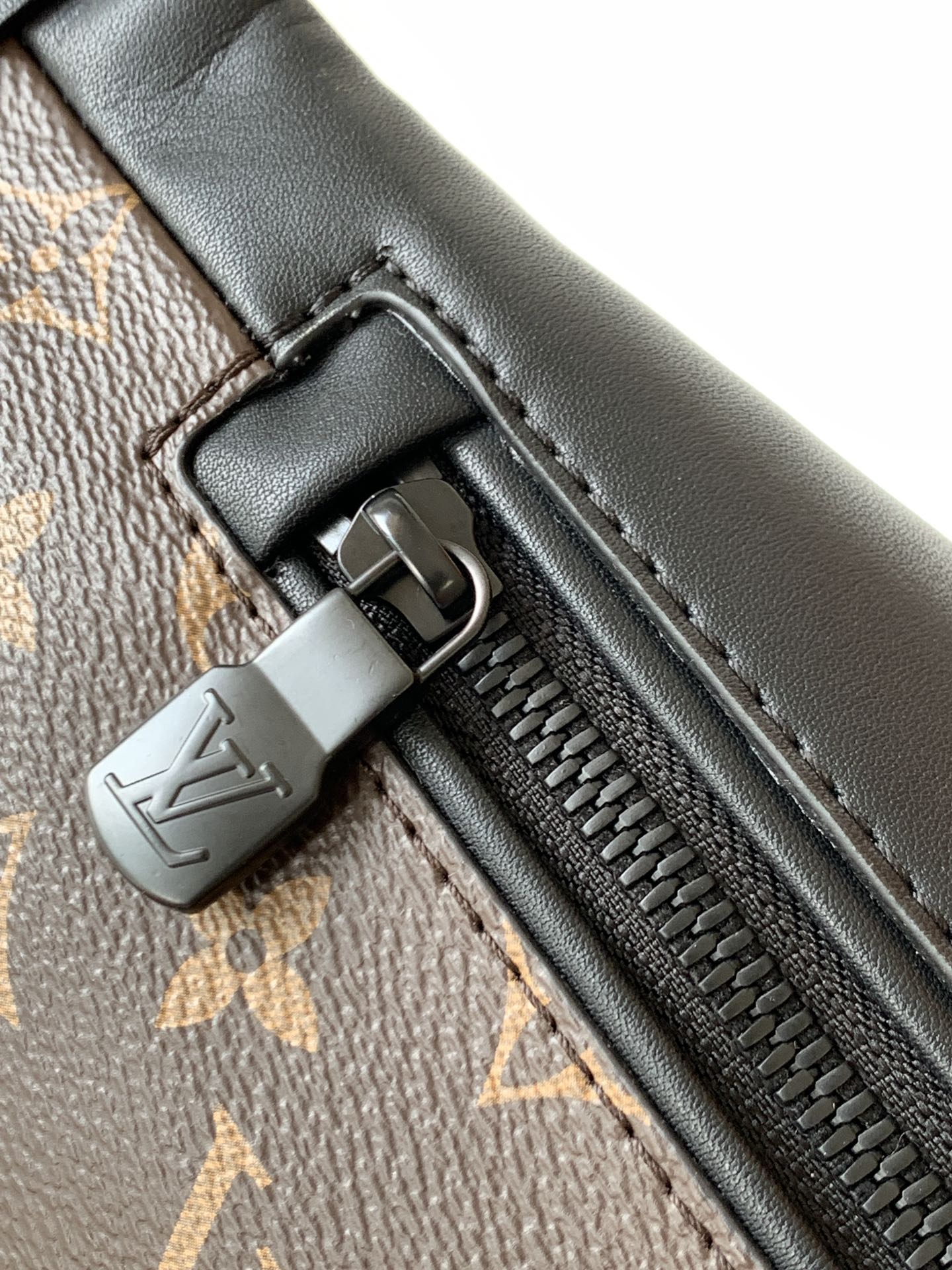 LV 25S DISCOVERY BUMBAG 47 IN BROWN AND BLACK EMBOSSED MONOGRAM ECLIPSE CALFSKIN