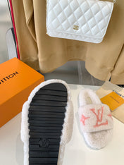 LV WOMEN'S PASEO FLAT SLIPPER IN WHITE FLEECE WITH LIGHT PINK LOGO