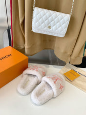 LV WOMEN'S PASEO FLAT SLIPPER IN WHITE FLEECE WITH LIGHT PINK LOGO