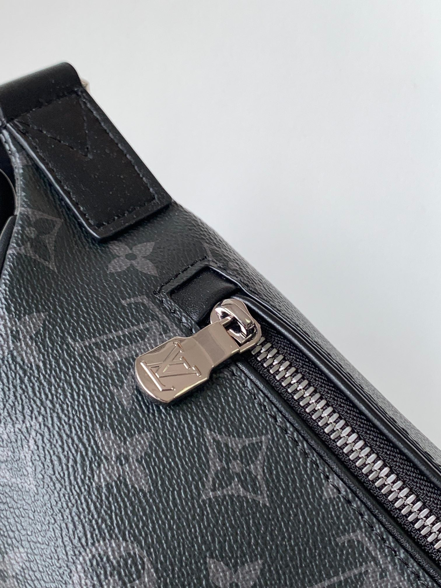 LV 25S DISCOVERY BUMBAG 44 IN BLACK MONOGRAM ECLIPSE CALFSKIN