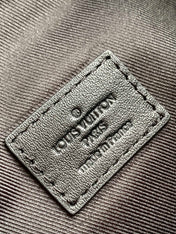 LV 25S DISCOVERY BUMBAG 44 IN BLACK MONOGRAM ECLIPSE CALFSKIN