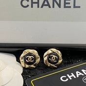 CHANEL 26S DOUBLE C LOGO TWISTED FRAME BLACK ENAMEL STUD EARRINGS IN GOLD METAL 633338