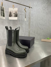 LUG CHELSEA BOOT IN ARMY GREEN CALFSKIN