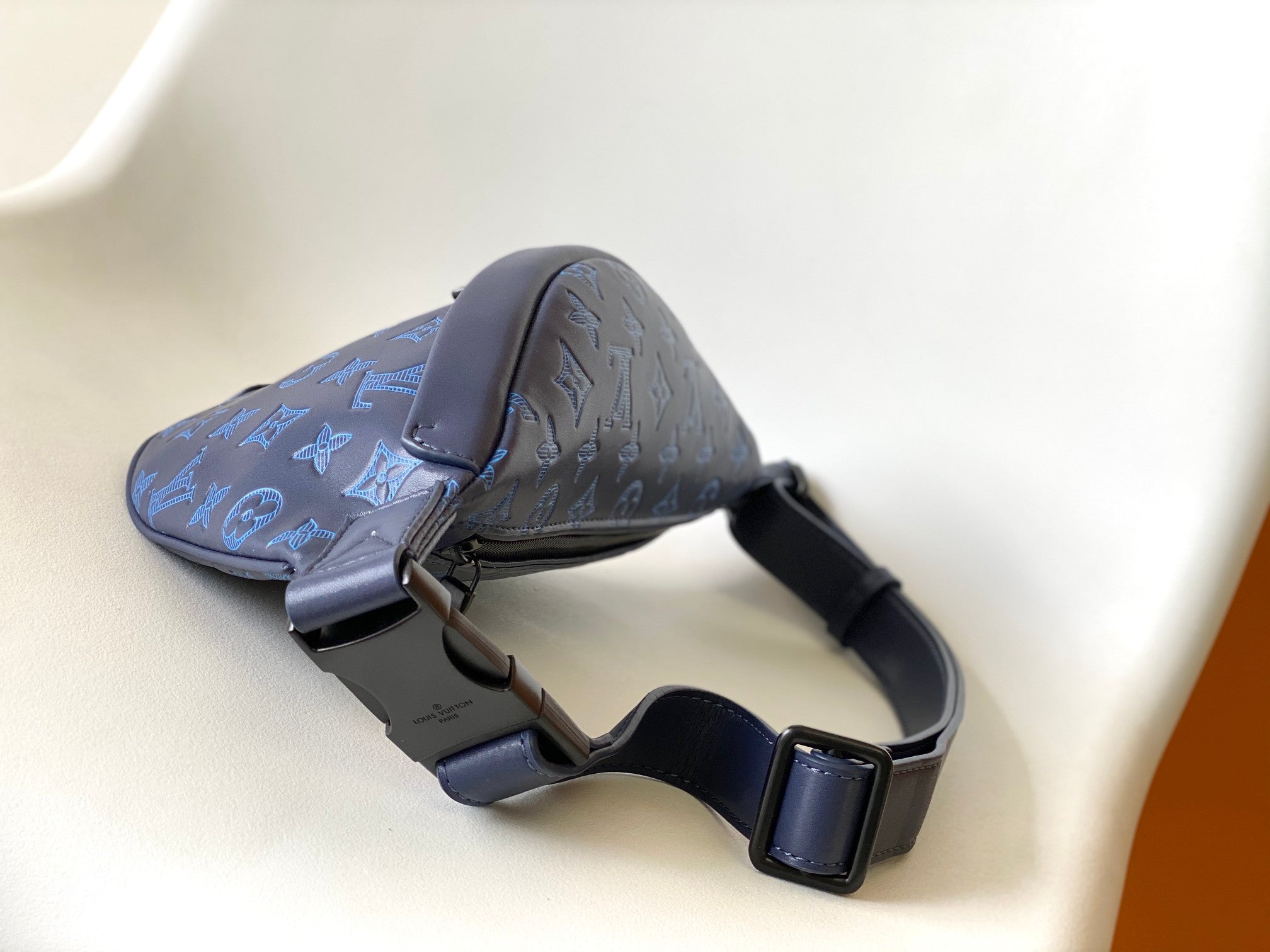 LV 25S DISCOVERY BUMBAG 44 IN DARK BLUE EMBOSSED MONOGRAM ECLIPSE CALFSKIN