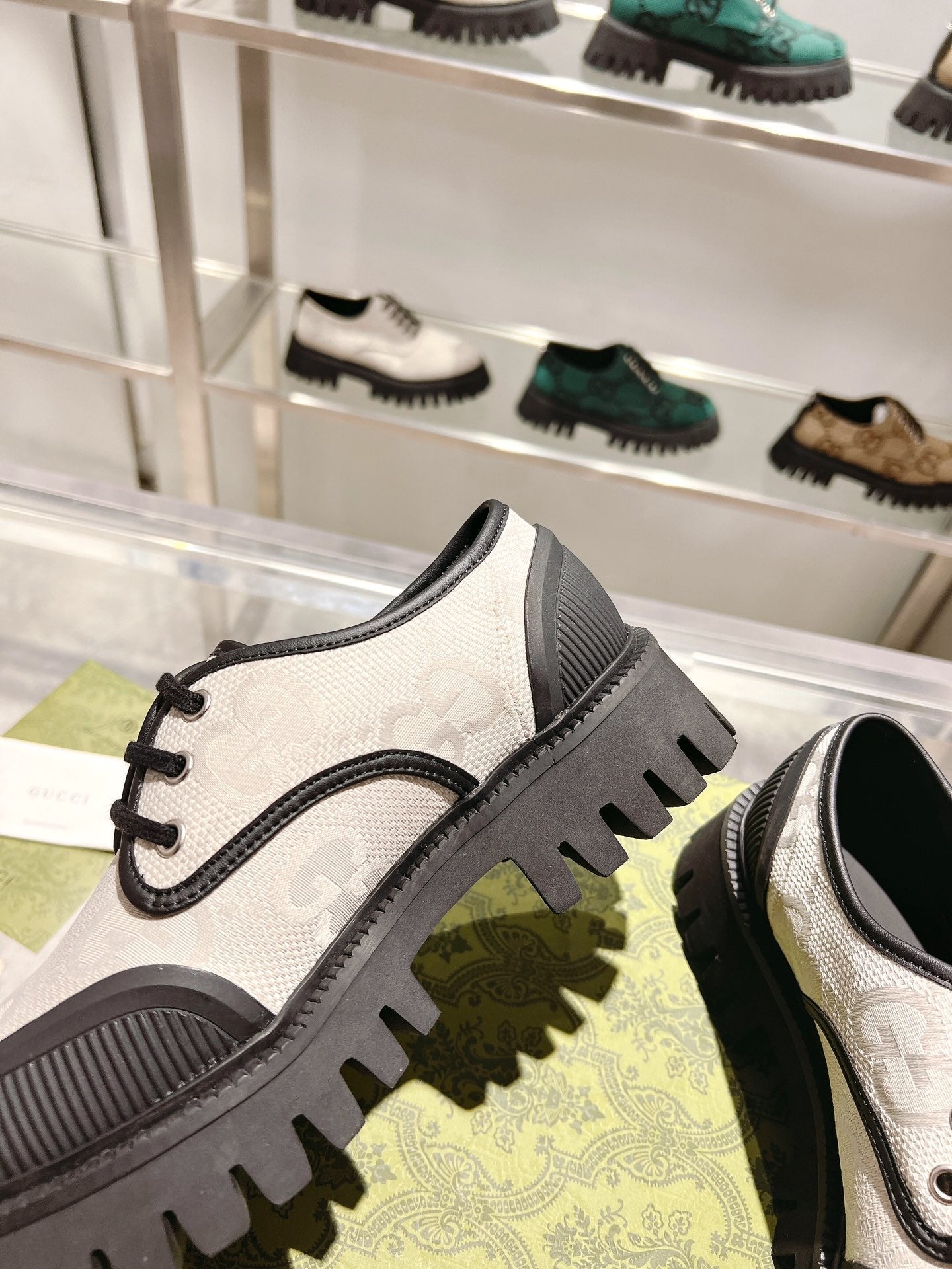GUCCI 26S LACE-UP SHOES IN CREAM AND BLACK GG CANVAS