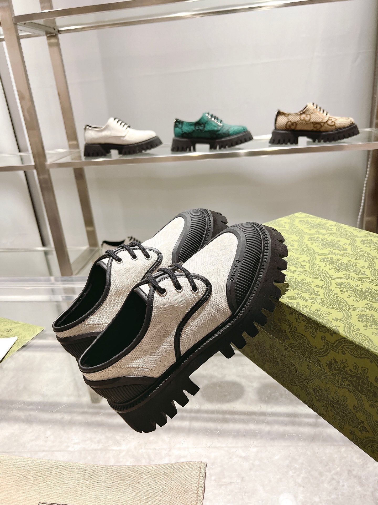 GUCCI 26S LACE-UP SHOES IN CREAM AND BLACK GG CANVAS
