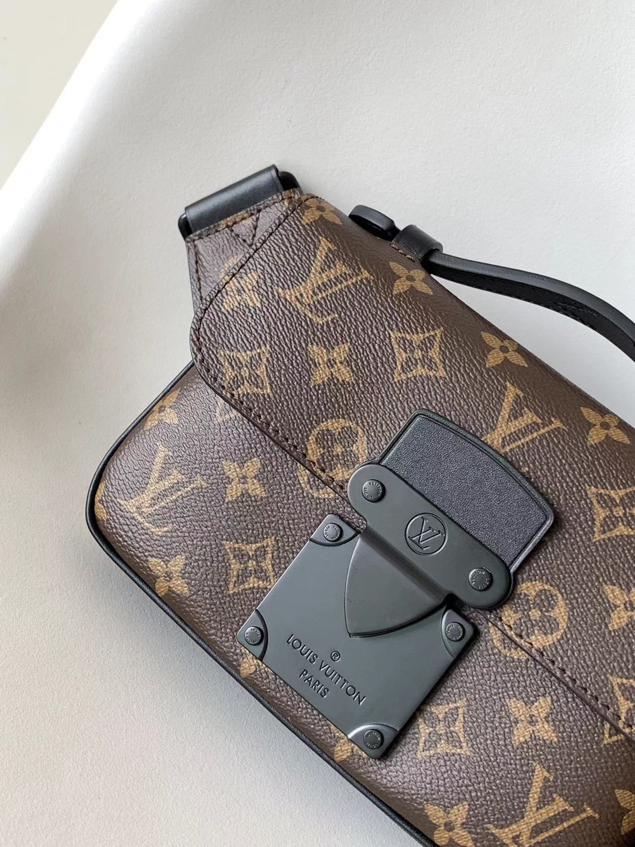 LV 25S S LOCK MESSENGER BAG 21 IN BLACK AND BROWN MONOGRAM MACASSAR CALFSKIN