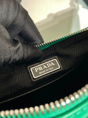 TRIANGULAR BAG 27 IN GO GREEN SMOOTH LAMBSKIN