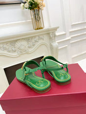 THONG SANDALS IN EMERALD GREEN CALFSKIN WITH GOLD LOGO