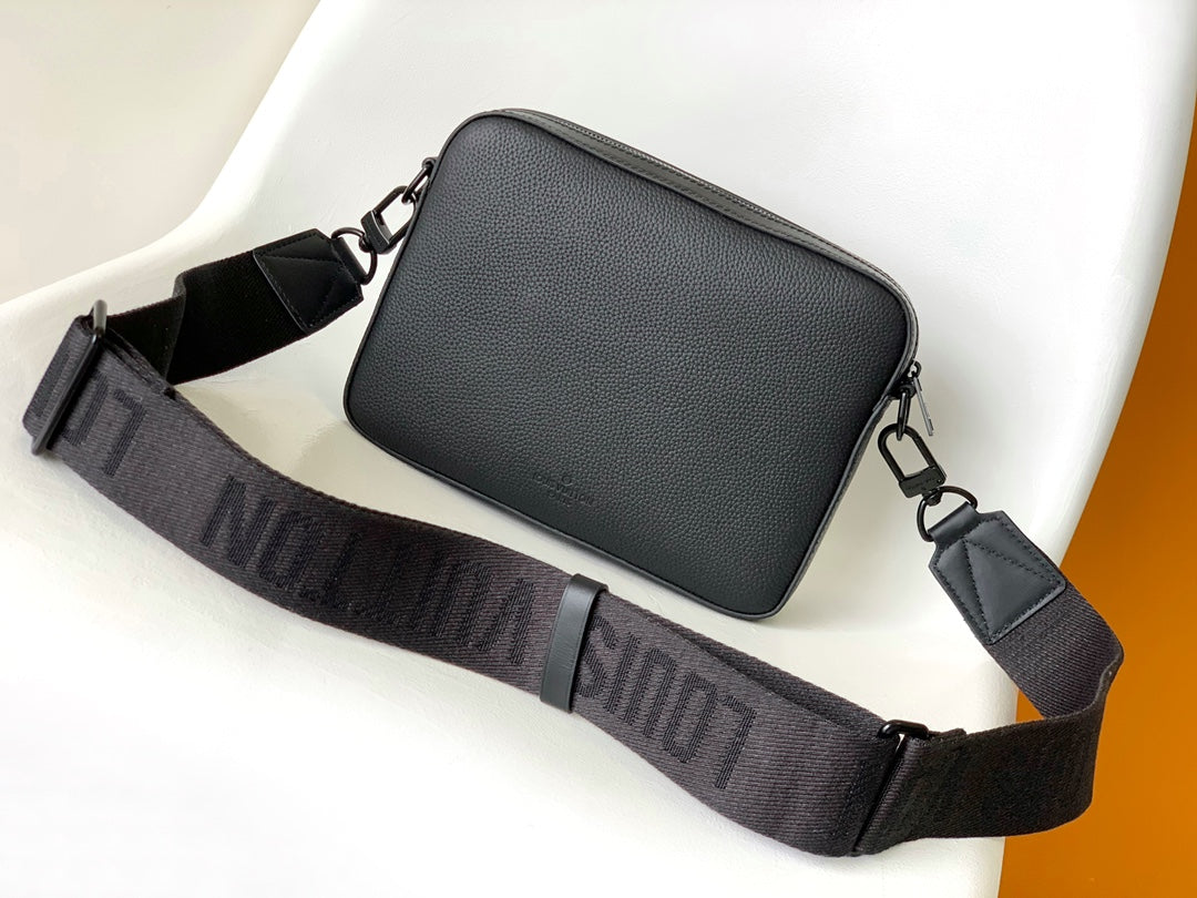 LV 25S FASTLINE MESSENGER BAG 23 IN BLACK CALFSKIN