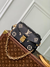 POCHETTE MÉTIS EAST WEST 21 IN BLACK AND BEIGE MONOGRAM EMPREINTE CALFSKIN EMBOSSED LOGO
