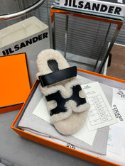 CHYPRE SLIPPERS IN BEIGE LAMB WOOL AND BLACK CALFSKIN
