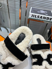 CHYPRE SLIPPERS IN BEIGE LAMB WOOL AND BLACK SUEDE