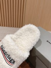 FURRY SLIDES IN WHITE CURLY SHEARLING