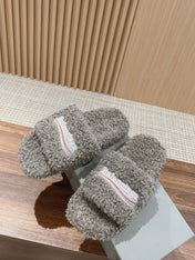 FURRY SLIDES IN GRAY CURLY SHEARLING