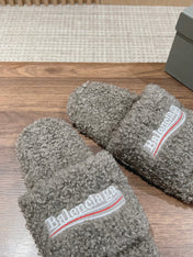 FURRY SLIDES IN GRAY CURLY SHEARLING