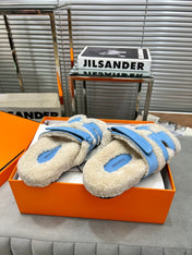 CHYPRE SLIPPERS IN BEIGE LAMB WOOL AND OCEAN BLUE SUEDE