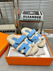 CHYPRE SLIPPERS IN BEIGE LAMB WOOL AND OCEAN BLUE SUEDE
