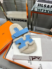 CHYPRE SLIPPERS IN BEIGE LAMB WOOL AND OCEAN BLUE SUEDE
