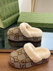 GG MOLLY MULE IN CAMEL BROWN MONOGRAM JACQUARD FABRIC AND SHEARLING LINING