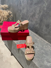 ROCKSTUD LAMINATED NAPPA WEDGE SANDAL 100 MM ROSE BROWN