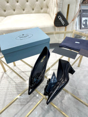MEDIUM HEEL PUMPS ATTACHED CREATIVE FLOWERS IN BLACK PATENT CALFSKIN