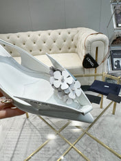 MEDIUM HEEL SLINGBACK ATTACHED CREATIVE FLOWERS IN WHITE PATENT CALFSKIN