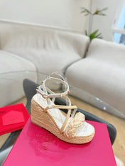 GARAVANI ROCKSTUD WEDGE SANDALS IN WHITE CALFSKIN AND BEIGE RAFFIA