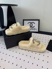 THICK-SOLED SLIPPERS IN WHITE SHEEP WOOL