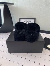 THICK-SOLED SLIPPERS IN BLACK SHEEP WOOL