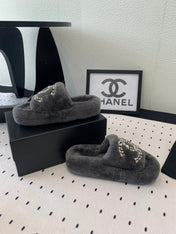 THICK-SOLED SLIPPERS IN GREY SHEEP WOOL