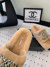 THICK-SOLED SLIPPERS IN BRIGHT CREAM SHEEP WOOL