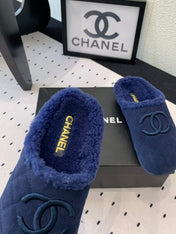 FLAT MULE IN NAVY BLUE SUEDE AND LAMB FUR LINING