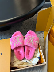 SLIPPER IN BRIGHT PINK FLEECE WITH CAMEL BEIGE LOGO