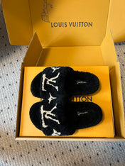 SLIPPER IN BLACK FLEECE WITH BEIGE LOGO