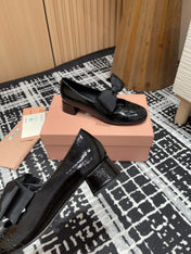 MARY JANE MID HEEL PUMPS IN BLACK PATENT LAMBSKIN WITH BOW