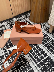HIGH THONG SANDALS WITH WHITE STRAP IN RED BROWN GLOSSY LAMBSKIN