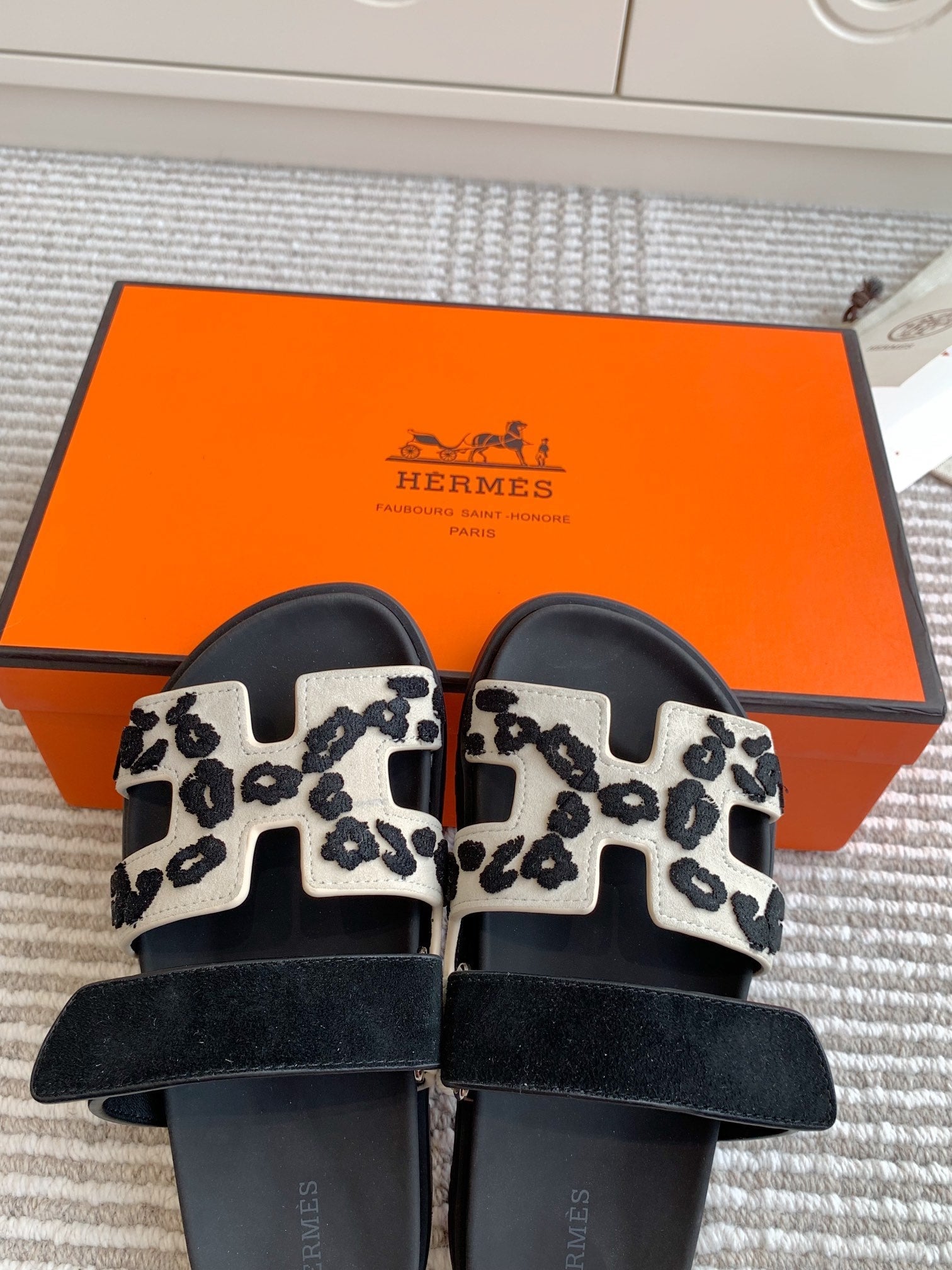 HM 26S CHYPRE SANDALS IN WHITE MIX BLACK SUEDE WITH EMBROIDERED PATTERN STRAP