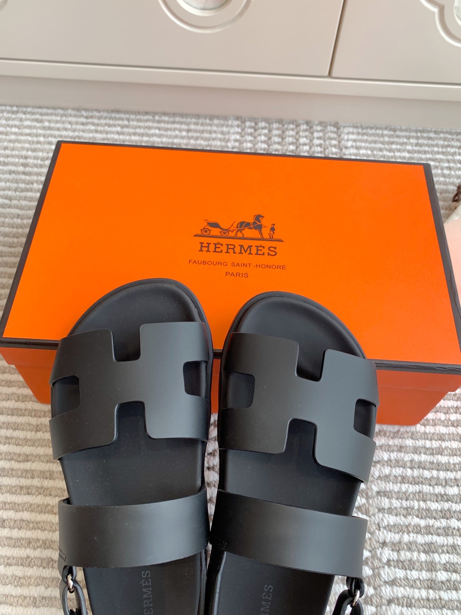 HM 26S CHYPRE SANDAL WITH BACK STRAP IN BLACK CALFSKIN