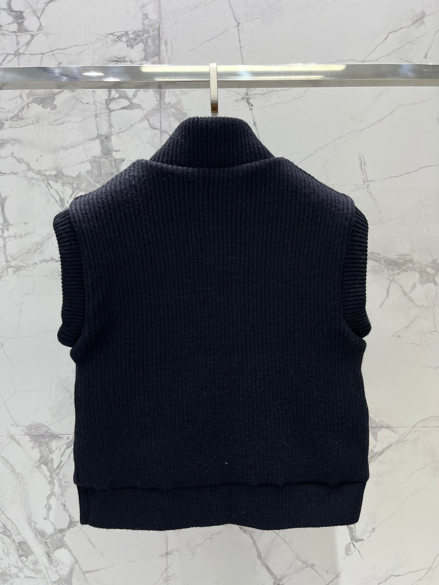 HERMES 25S SLEEVELESS KNIT VEST 230
