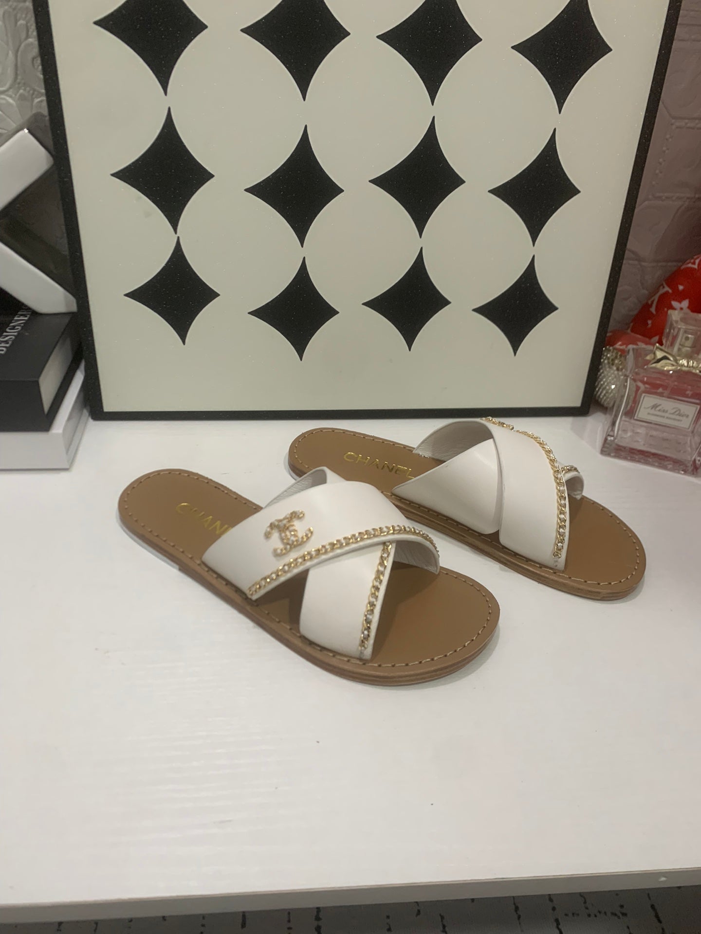 CHANEL 26S SANDALS IN WHITE CALFSKIN WITH DOUBLE C CHAIN DETAIL