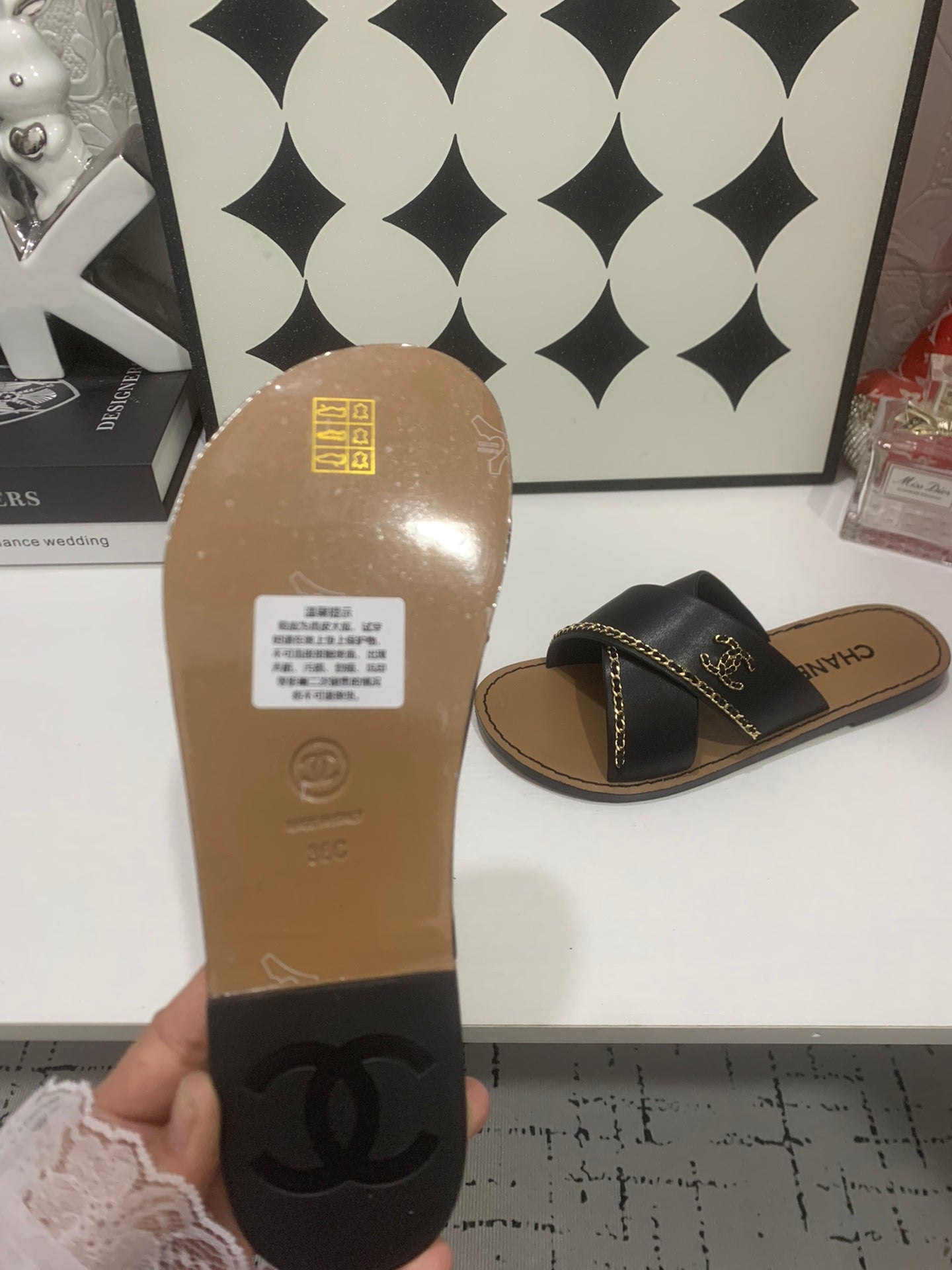 CHANEL 26S SANDALS IN BLACK CALFSKIN WITH DOUBLE C CHAIN DETAIL