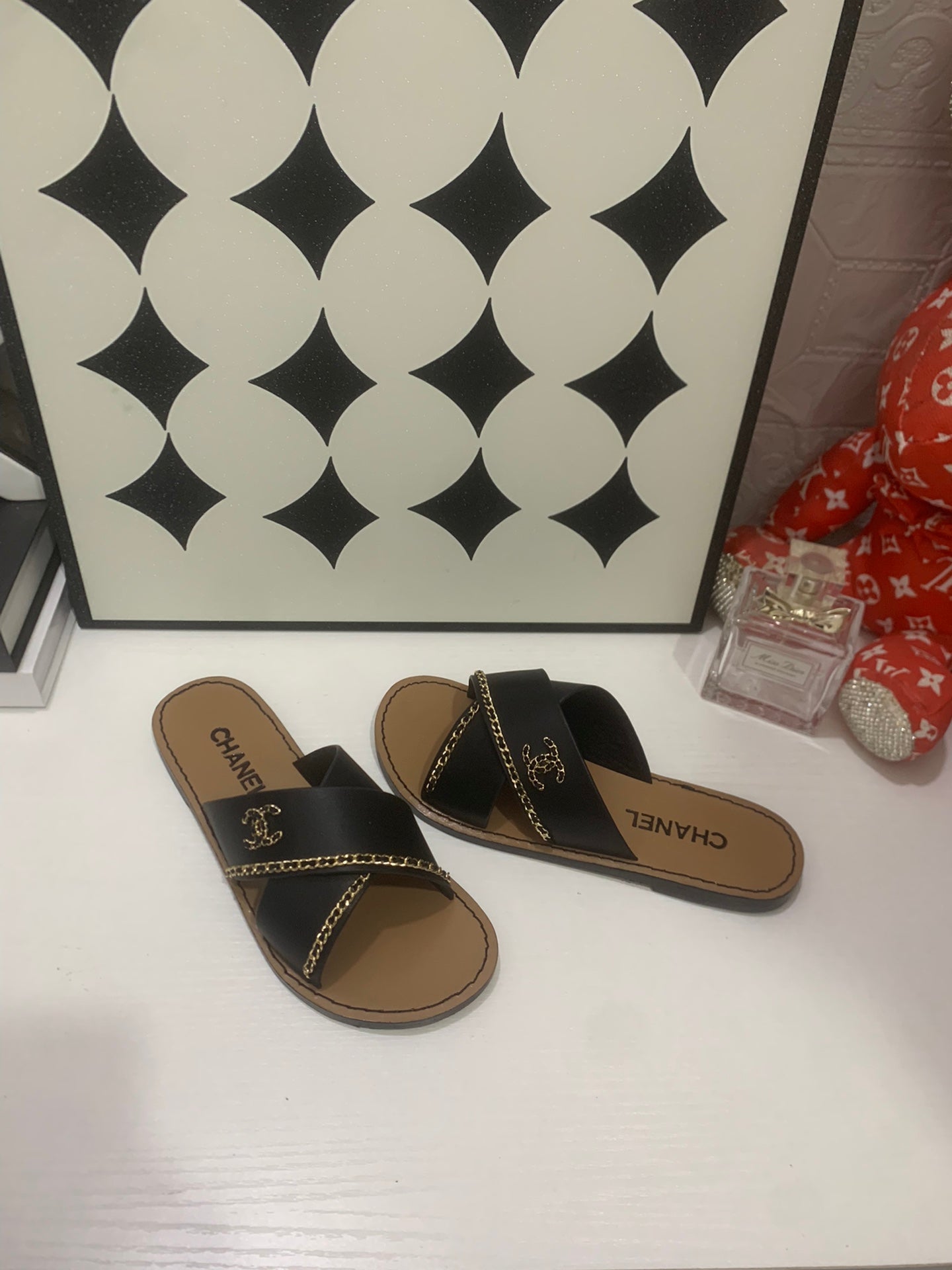CHANEL 26S SANDALS IN BLACK CALFSKIN WITH DOUBLE C CHAIN DETAIL