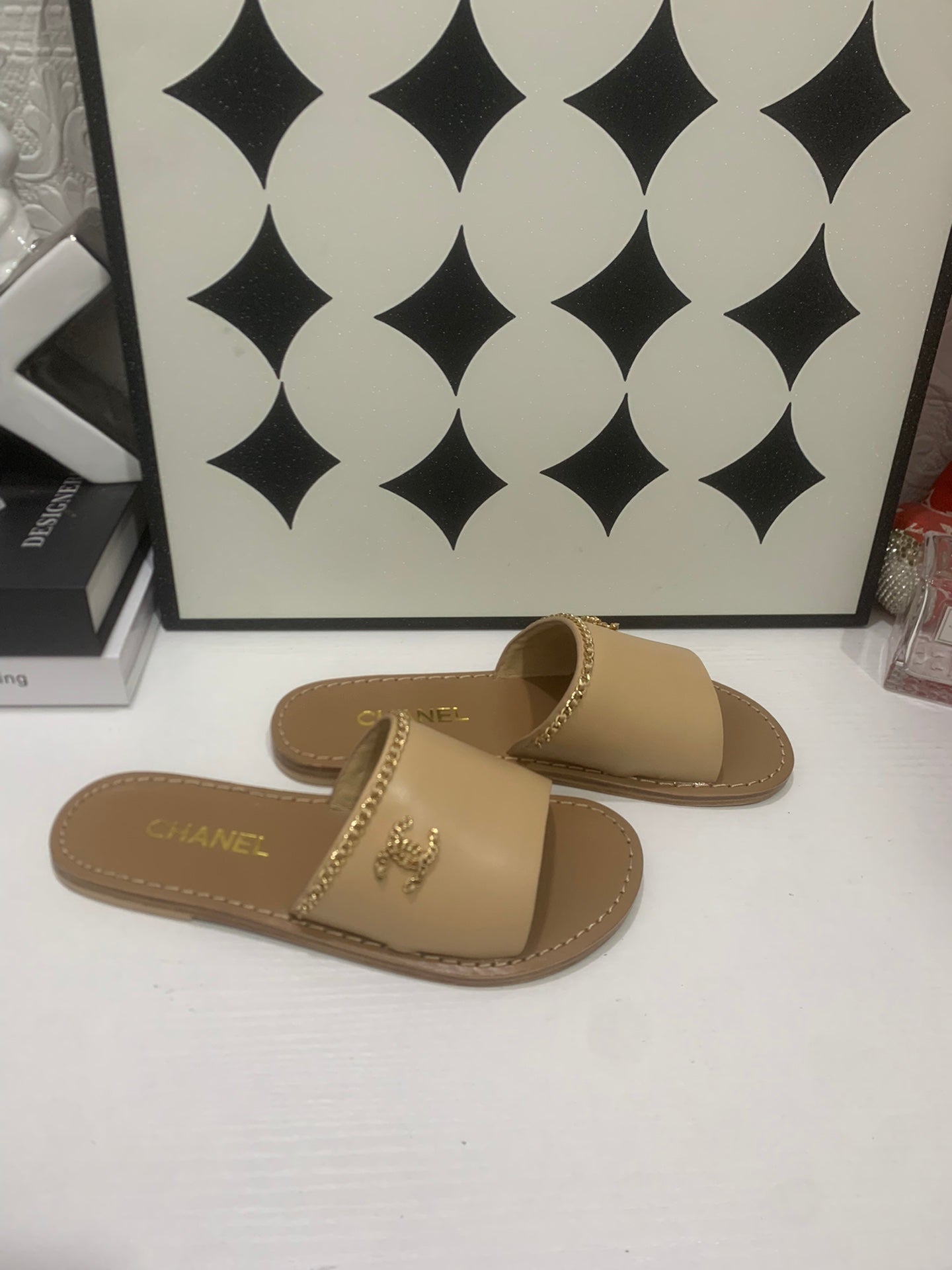 CHANEL 26S SANDALS IN BEIGE CALFSKIN GOLD-TONE CHAIN DETAIL