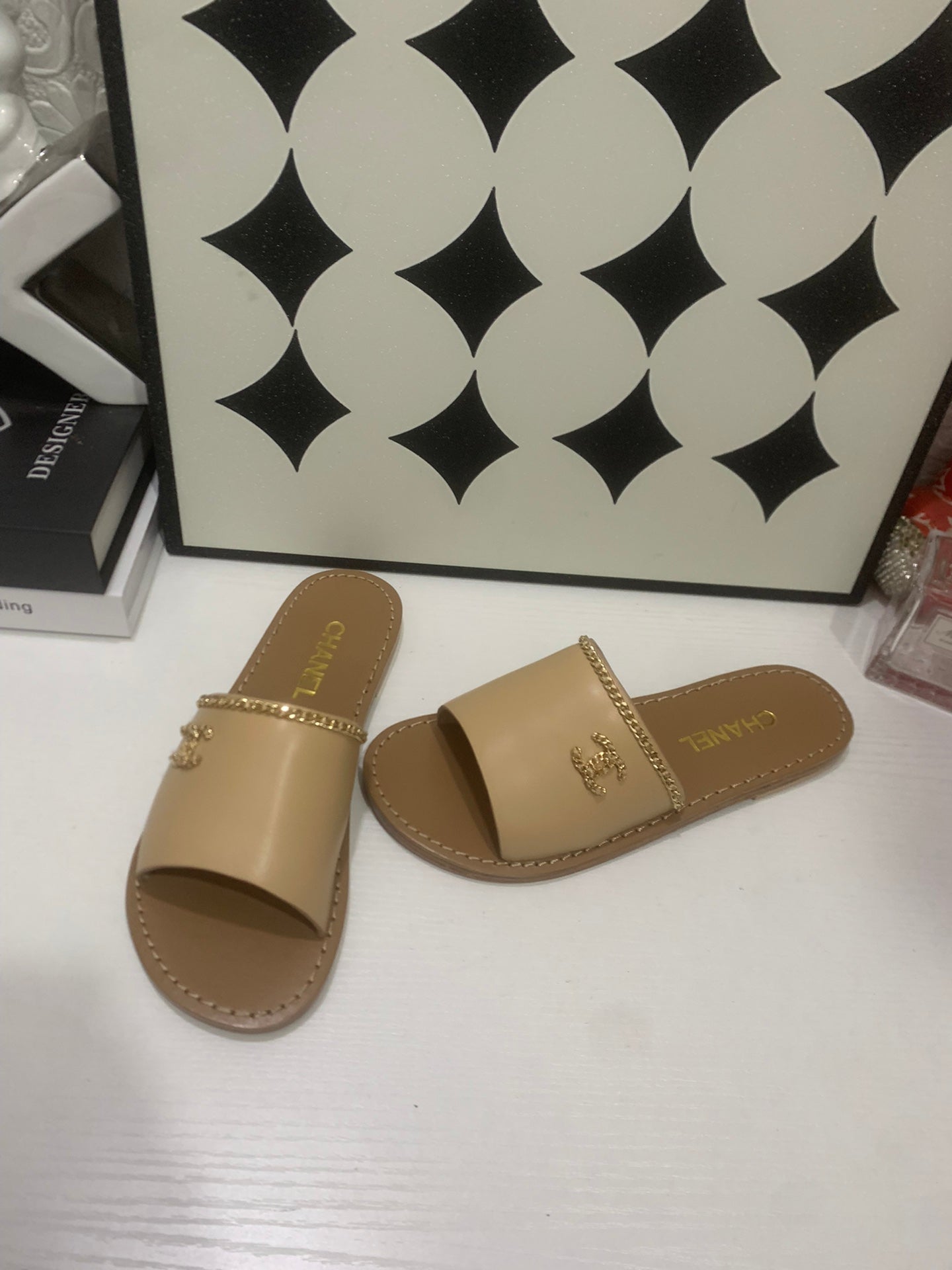 CHANEL 26S SANDALS IN BEIGE CALFSKIN GOLD-TONE CHAIN DETAIL