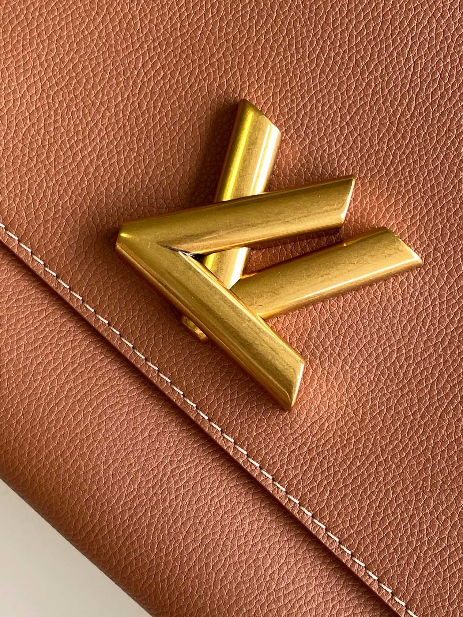 SOFT TWIST 27 IN COGNAC CALFSKIN GOLD LOGO
